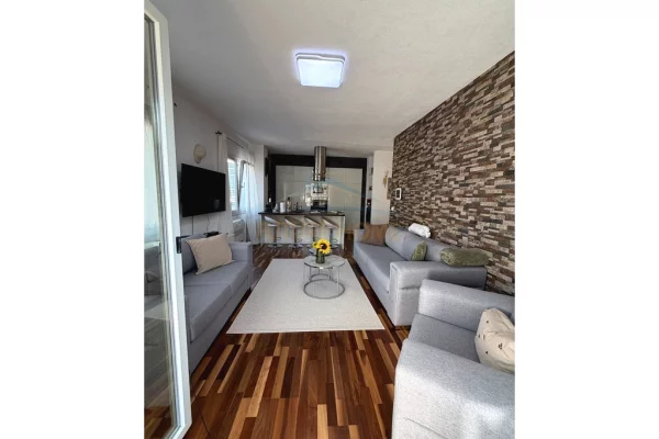 Shtepi ne shitje Apartament ne Tirane, 2+1, Mobilimi E mobiluar, Pagesa 160,000  Euro.