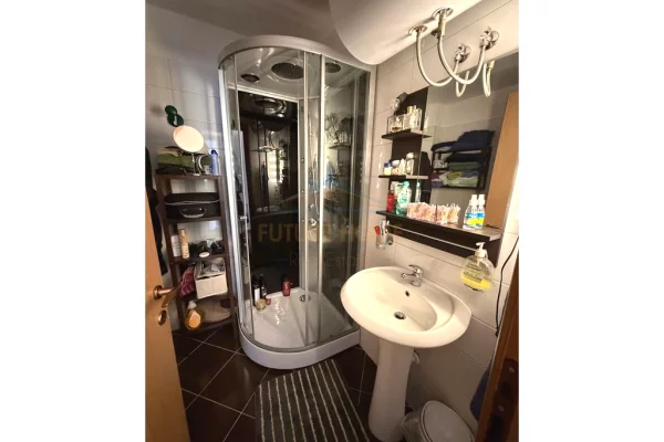 Shtepi ne shitje Apartament ne Tirane, 2+1, Mobilimi E mobiluar, Pagesa 160,000  Euro.