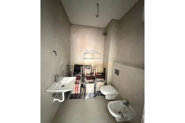 Shtepi ne shitje Apartament ne Tirane, 2+1, Mobilimi Bosh, pa mobiluar, Pagesa 160,000  Euro.