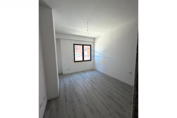 Shtepi ne shitje Apartament ne Tirane, 2+1, Mobilimi Bosh, pa mobiluar, Pagesa 160,000  Euro.