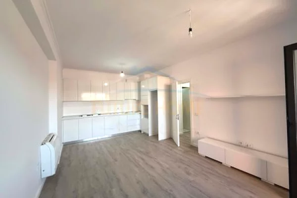 Shtepi me qera Apartament ne Tirane, 2+1, Mobilimi Pjeserisht e mobiluar, Pagesa 700  Euro.