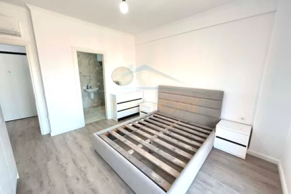 Shtepi me qera Apartament ne Tirane, 2+1, Mobilimi Pjeserisht e mobiluar, Pagesa 700  Euro.
