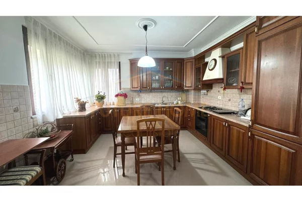Shtepi me qera 2+1 ne Tirane - 1,200 Euro