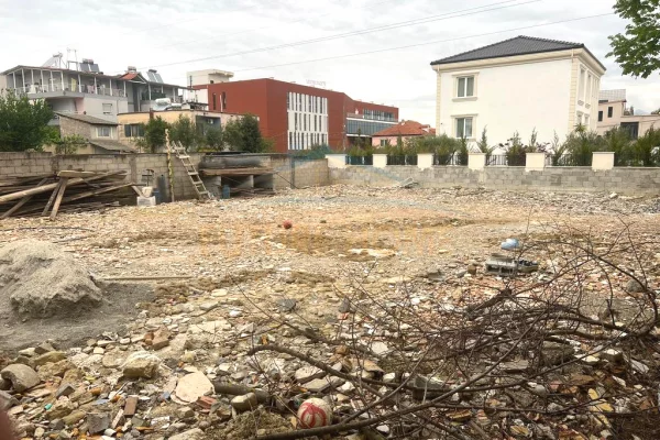 Truall ose Toke ne Tirane - 700 Euro