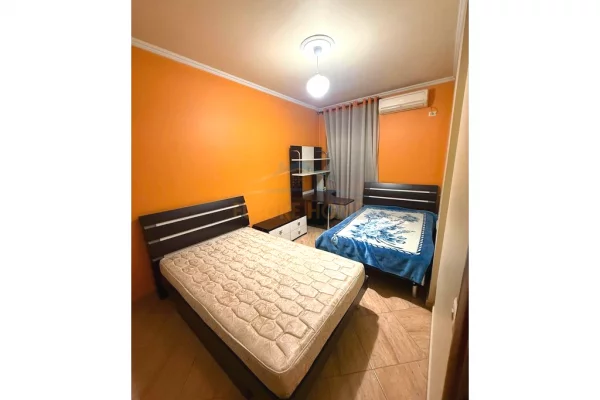 Shtepi me qera Papafingo(kati i catise) ne Tirane, 2+1, Mobilimi E mobiluar, Pagesa 800  Euro.