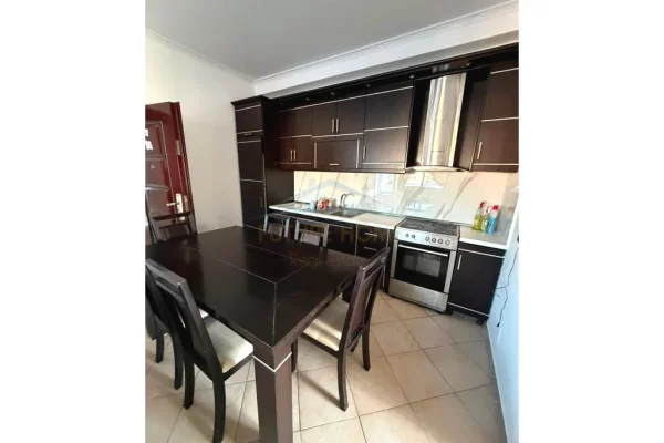 Shtepi ne shitje Apartament ne Tirane, 2+1, Mobilimi E mobiluar, Pagesa 106,500  Euro.
