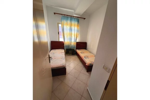 Shtepi ne shitje Apartament ne Tirane, 2+1, Mobilimi E mobiluar, Pagesa 106,500  Euro.