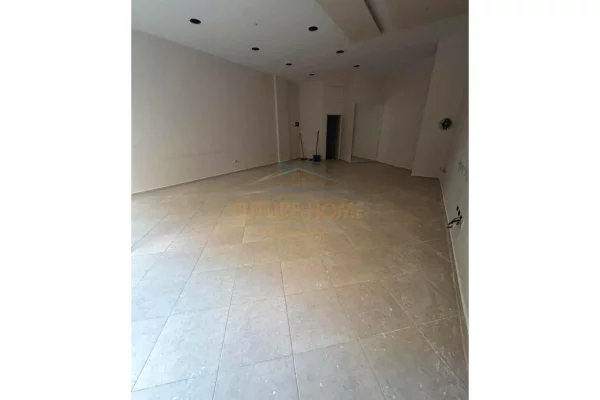 Ambiente Commerciale in Affitto 1+1 a Tirana - 35,000 Leke