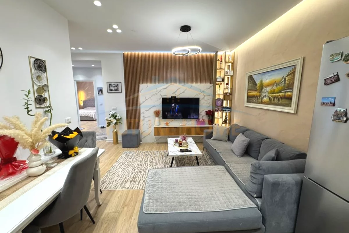 Shtepi ne shitje Apartament ne Tirane, 2+1, Mobilimi E mobiluar, Pagesa 16,000,000  Leke.