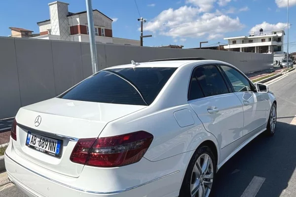 Makina ne shitje ne Tirane - 850,000 Leke