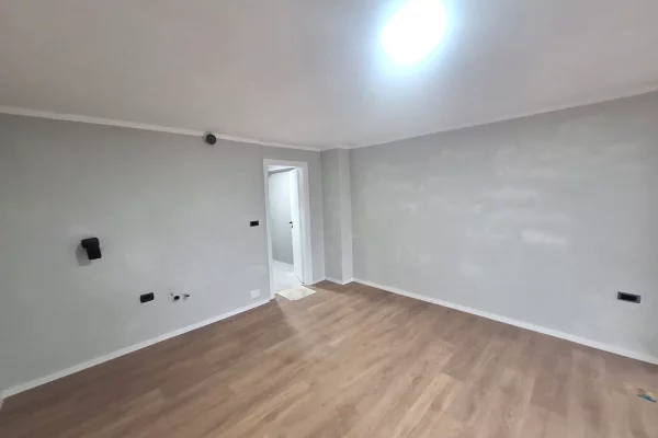 Ambient me qera per Zyra tek Bulevardi i Ri