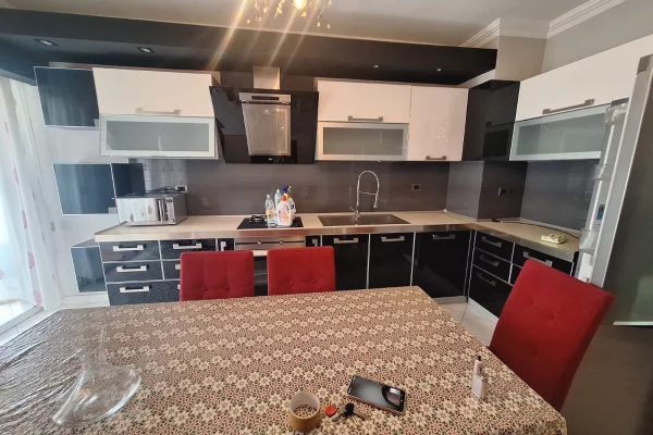 Shtepi ne shitje Apartament ne Tirane, 2+1, Mobilimi Pjeserisht e mobiluar, Pagesa 220,000  Euro.