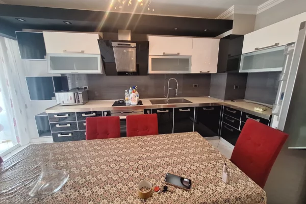 Shtepi ne shitje Apartament ne Tirane, 2+1, Mobilimi Pjeserisht e mobiluar, Pagesa 220,000  Euro.