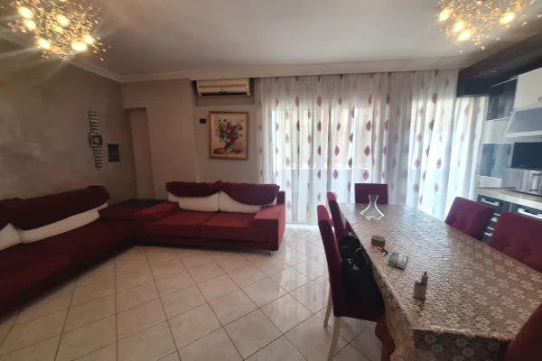 Shtepi ne shitje Apartament ne Tirane, 2+1, Mobilimi Pjeserisht e mobiluar, Pagesa 220,000  Euro.
