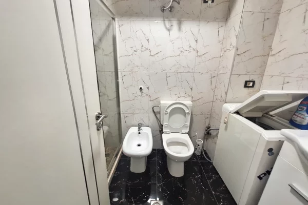 Shtepi ne shitje Apartament ne Tirane, 2+1, Mobilimi Pjeserisht e mobiluar, Pagesa 220,000  Euro.