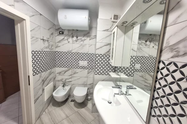 Shtepi ne shitje Apartament ne Tirane, 2+1, Mobilimi Pjeserisht e mobiluar, Pagesa 220,000  Euro.