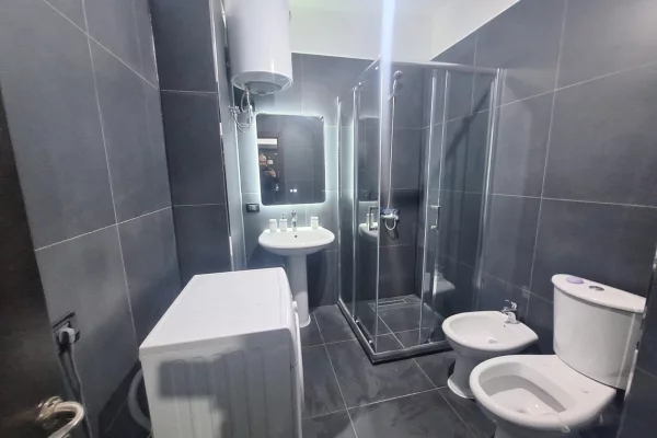 Shtepi me qera Apartament ne Tirane, 3+1, Mobilimi E mobiluar, Pagesa 70,000  Leke.