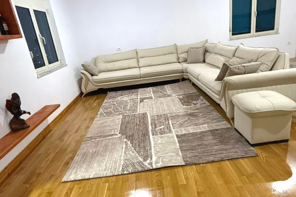 Shtepi me qera 2+1 ne Tirane - 650 Euro