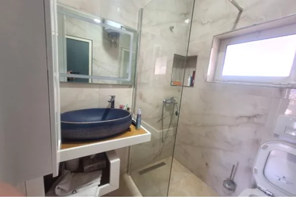 Shtepi me qera Apartament ne Tirane, 2+1, Mobilimi E mobiluar, Pagesa 650  Euro.
