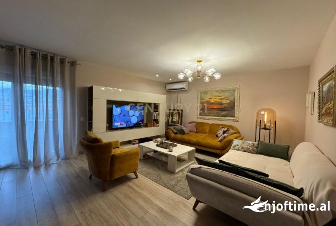 Apartament luksoz duplex 3+1+2 plus post parkimi per qera tek Komuna e Parisit