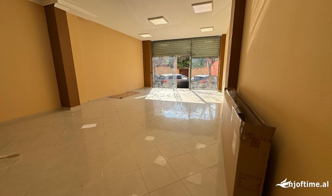 JAPIM ME QIRA AMBJENT KOMERCIAL PRANE SHKOLLES SAMI FRASHERI!