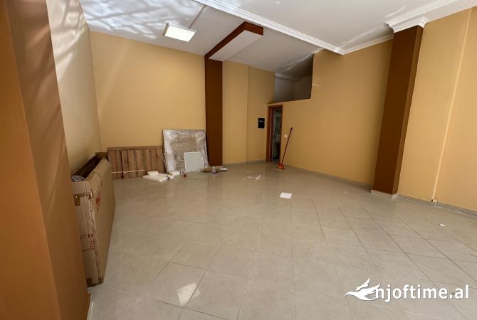 JAPIM ME QIRA AMBJENT KOMERCIAL PRANE SHKOLLES SAMI FRASHERI!