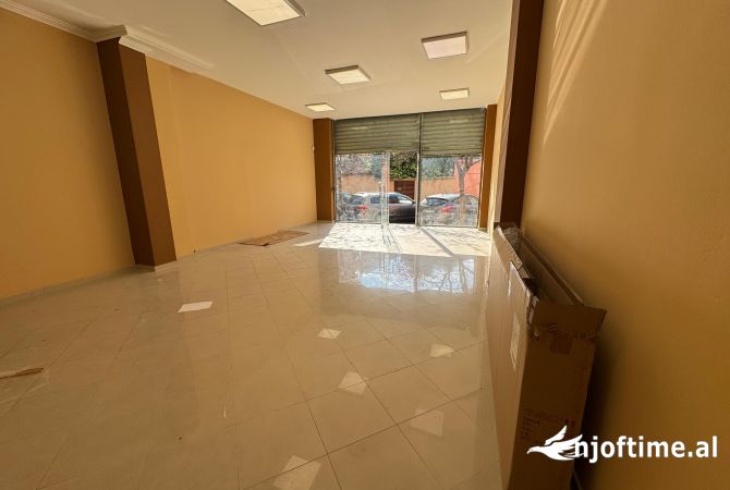 JAPIM ME QIRA AMBJENT KOMERCIAL PRANE SHKOLLES SAMI FRASHERI!