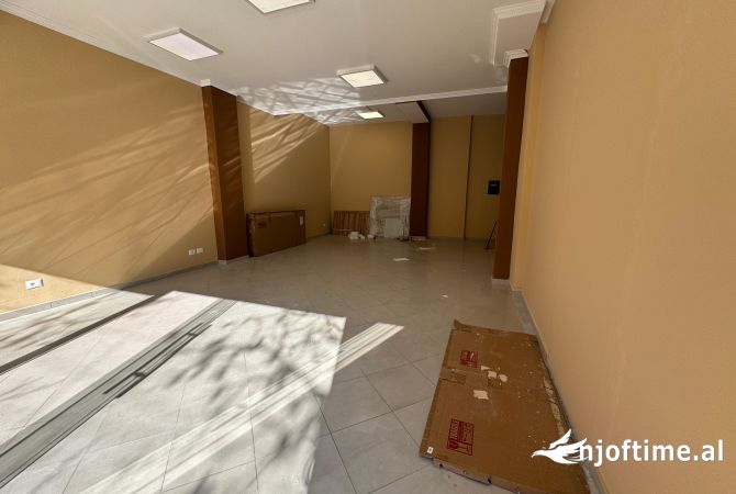 JAPIM ME QIRA AMBJENT KOMERCIAL PRANE SHKOLLES SAMI FRASHERI!