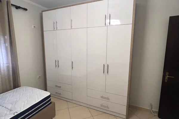 Shtepi me qera Apartament ne Tirane, 2+1, Mobilimi E mobiluar, Pagesa 600  Euro.