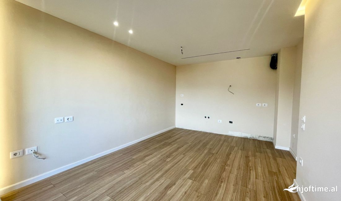 Shtepi ne shitje Apartament ne Tirane, 2+1, Mobilimi Bosh, pa mobiluar, Pagesa 165,000  Euro.