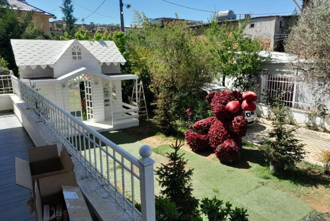 JEPET ME QIRA VILË 3-KATËSHE ME OBORR, IDEALE PËR BIZNES!