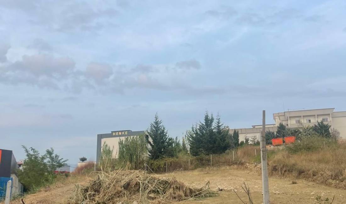 Shitet 550m2 toke buze autostrades , mbikalimi kasharit 