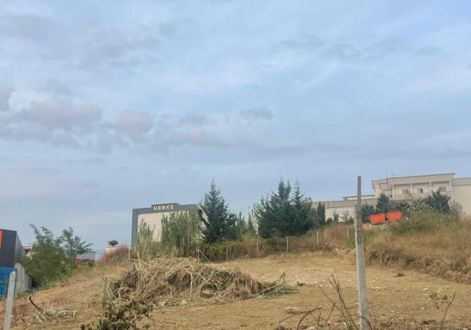 Shitet 550m2 toke buze autostrades , mbikalimi kasharit 