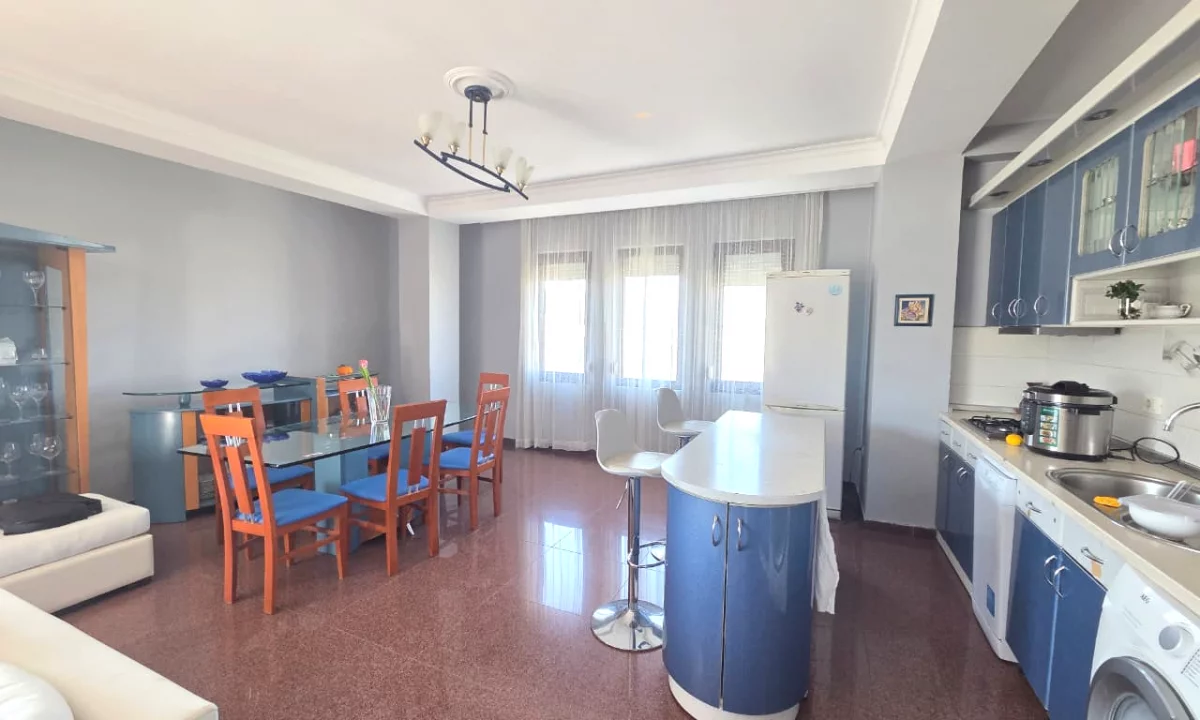 Shtepi ne shitje Apartament ne Tirane, 3+1, Mobilimi E mobiluar, Pagesa 650,000  Euro.