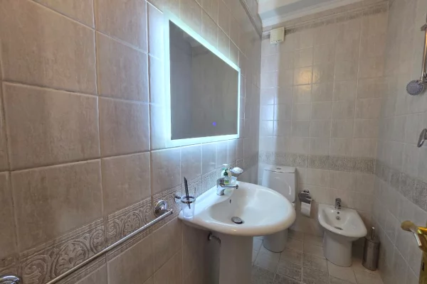 Shtepi ne shitje Apartament ne Tirane, 3+1, Mobilimi E mobiluar, Pagesa 650,000  Euro.