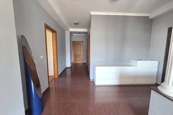 Shtepi ne shitje Apartament ne Tirane, 3+1, Mobilimi E mobiluar, Pagesa 650,000  Euro.