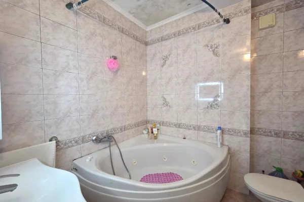 Shtepi ne shitje Apartament ne Tirane, 3+1, Mobilimi E mobiluar, Pagesa 650,000  Euro.