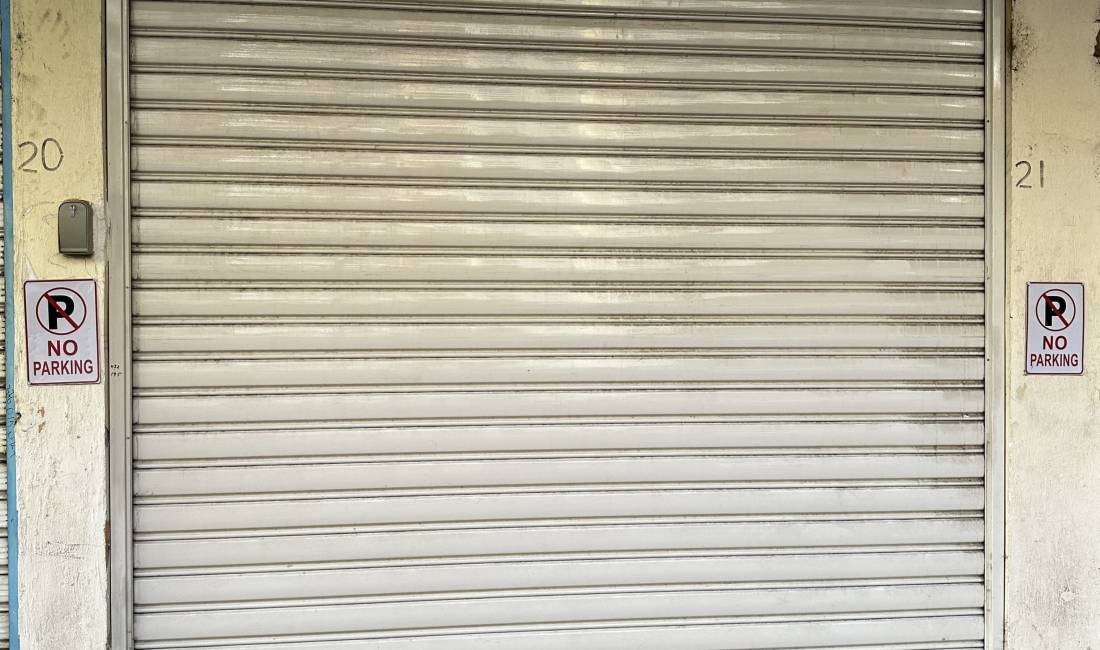 URGJENTE! Shitet ambjent i pershtatshem per biznes, dyqan, magazine ose garazhd, kati 0 !