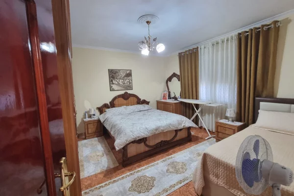 Shtepi ne shitje Shtepi Private ne Tirane, 4+1, Mobilimi E mobiluar, Pagesa 300,000  Euro.