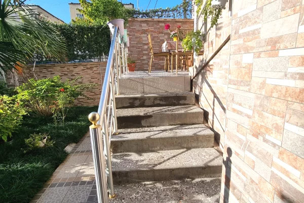 Shtepi ne shitje Shtepi Private ne Tirane, 4+1, Mobilimi E mobiluar, Pagesa 300,000  Euro.