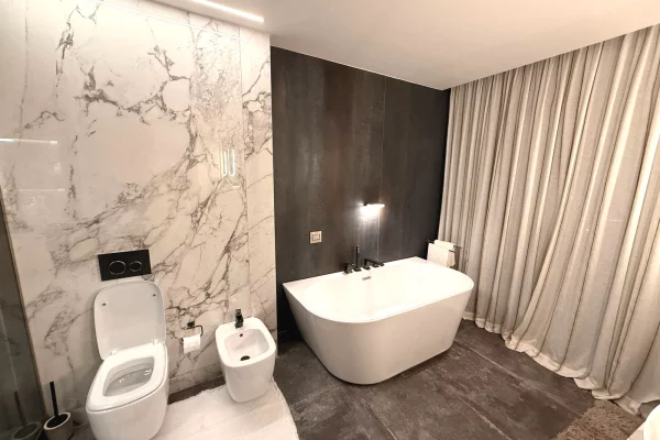 Shtepi ne shitje Apartament ne Tirane, 2+1, Mobilimi E mobiluar, Pagesa 900,000  Euro.