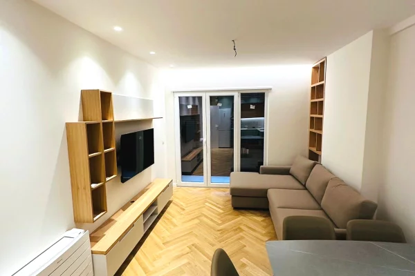 Shtepi me qera Apartament ne Tirane, 2+1, Mobilimi E mobiluar, Pagesa 1,000  Euro.
