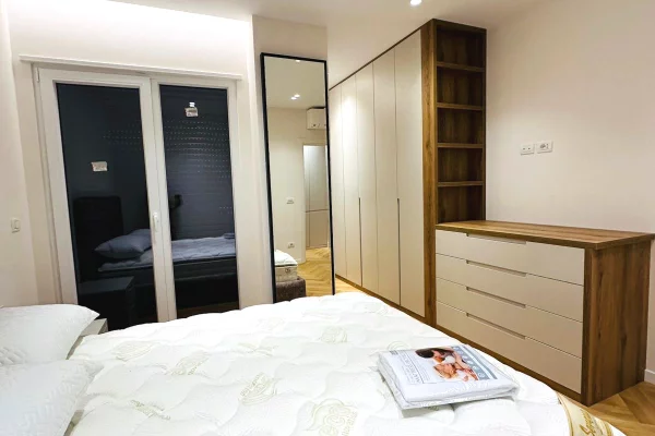 Shtepi me qera Apartament ne Tirane, 2+1, Mobilimi E mobiluar, Pagesa 1,000  Euro.
