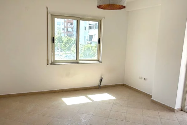 Shtepi ne shitje Apartament ne Tirane, 3+1, Mobilimi Bosh, pa mobiluar, Pagesa 230,000  Euro.