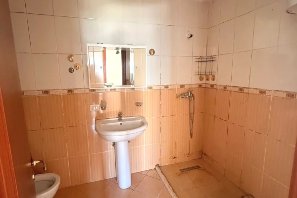 Shtepi ne shitje Apartament ne Tirane, 3+1, Mobilimi Bosh, pa mobiluar, Pagesa 230,000  Euro.