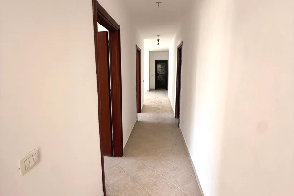 Shtepi ne shitje Apartament ne Tirane, 3+1, Mobilimi Bosh, pa mobiluar, Pagesa 230,000  Euro.