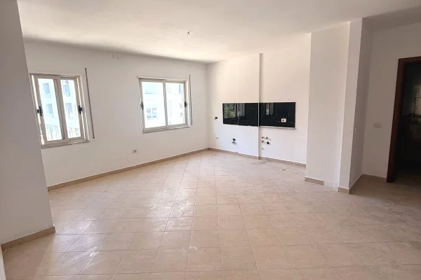 Shitet apartament 3+2+ballkon, prane Stacionit te Trenit dhe Bulevardit te ri