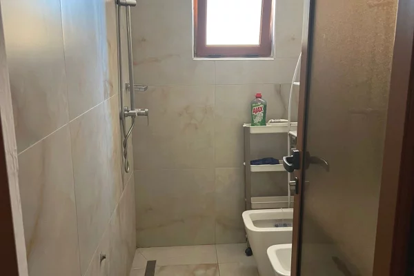 Shtepi me qera Apartament ne Tirane, 2+1, Mobilimi E mobiluar, Pagesa 55,000  Leke.