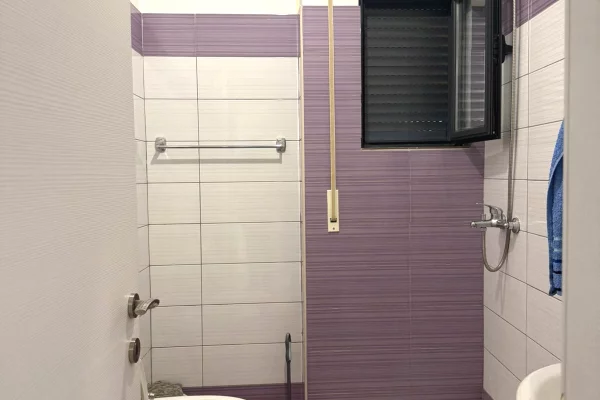 Shtepi me qera Apartament ne Tirane, 2+1, Mobilimi E mobiluar, Pagesa 50,000  Leke.