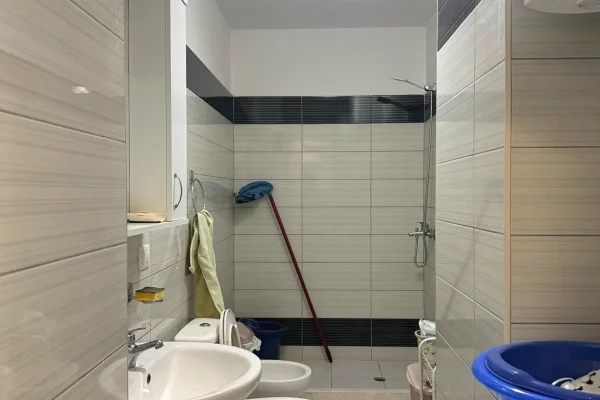 Shtepi me qera Apartament ne Tirane, 2+1, Mobilimi E mobiluar, Pagesa 50,000  Leke.